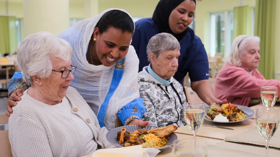 Bsrat Asmelash och Ayaan Farah hämtade och serverade maten till några kvinnor vid ett av borden. 