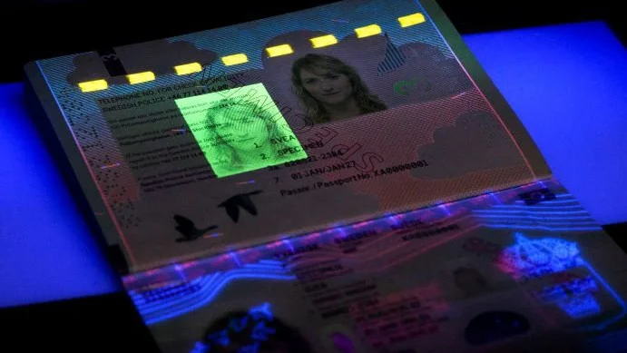 De svenska passen och identitetskorten får nytt utseende från och med den 1 januari 2022.