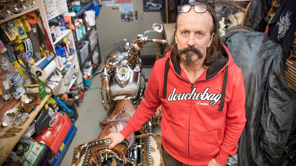 Ersmark. Hemma i garaget står Ingemar Svenssons motorcykel och väntar på reparation. Foto: Lars Eriksson.