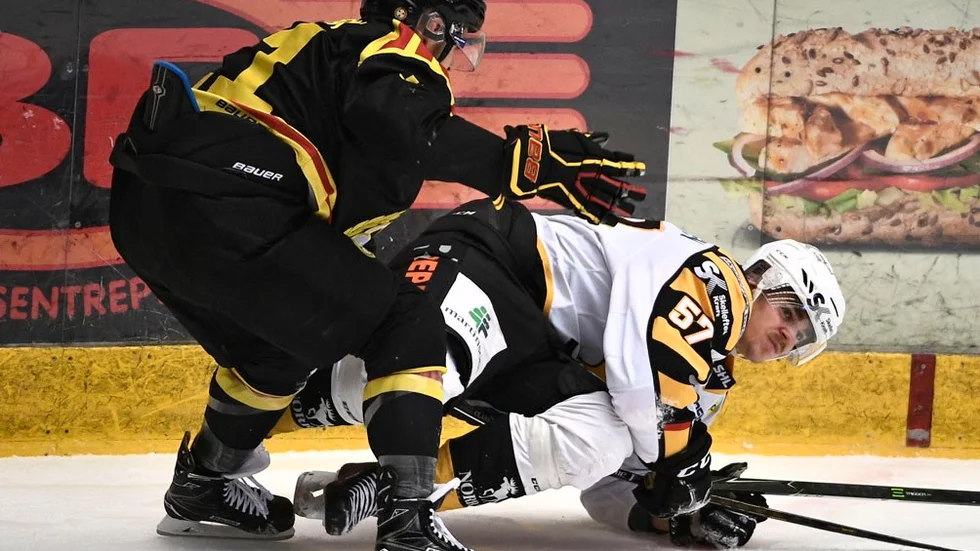 Emil Djuse i kamp med Brynäs Kevin Clark. Foto: Claudio Bresciani/TT.