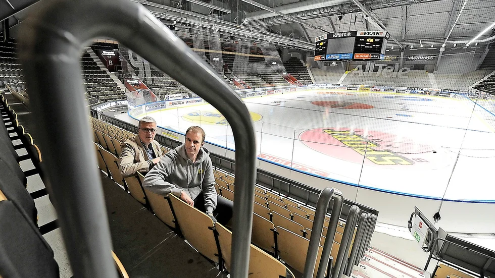 Står bakom. AIK:s ungdomsansvarige Fredrik Kariander (till höger) står bakom regeländringen angående tv-pucksläger. Foto: Roine Sandlén.