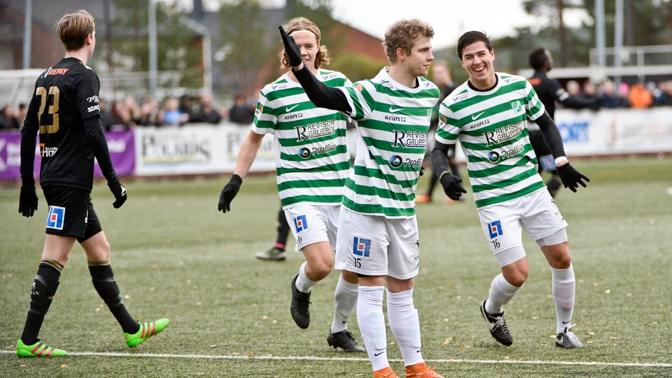 Målglädje. Andreas Marklund, skyttekungen i Morön, öppnade målskyttet i derbyt på Skogsvallen. Foto: Carina Kvist.