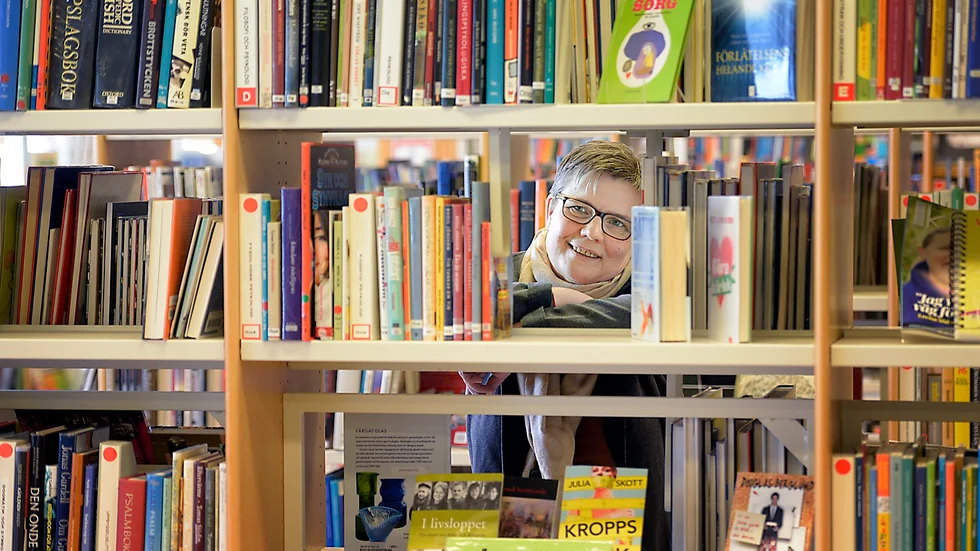 Biblioteket är något av Gunnel Flintas andra hem. Hon lägger inte mycket pengar på bokinköp. Istället lånar hon. Foto: Ulf Johansson.