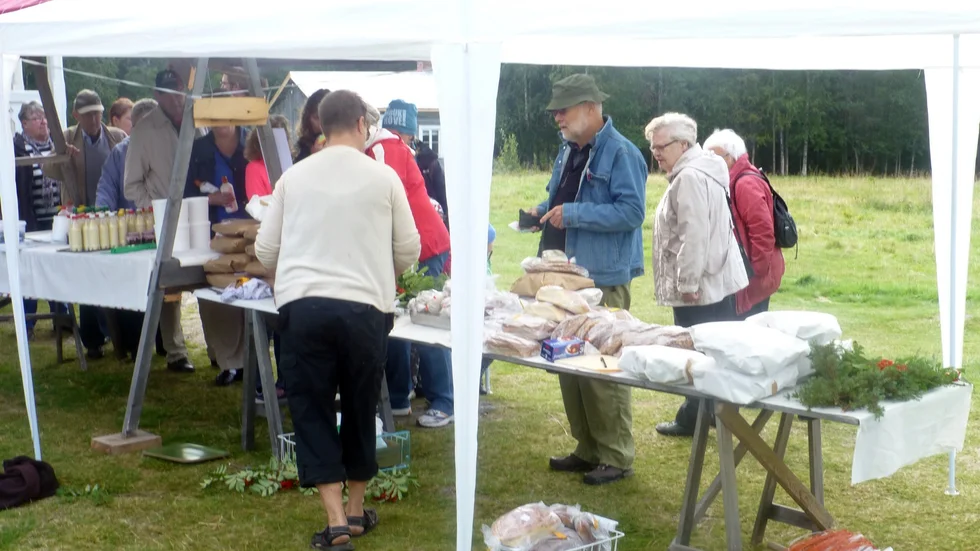 Många varor. Utbudet var stort vid skördemarknaden i Rismyrliden.