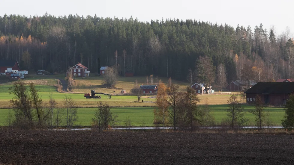 Skenande drivmedelspriser drabbar särskilt glebygden, skriver Henrik Lindberg, Bo Reinholdsson och Kristina Eriksson