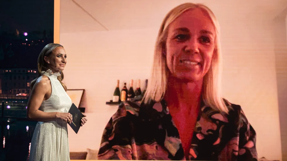 Programledaren Frida Nordstrand och Caroline Seger under Fotbollsåret 2021.