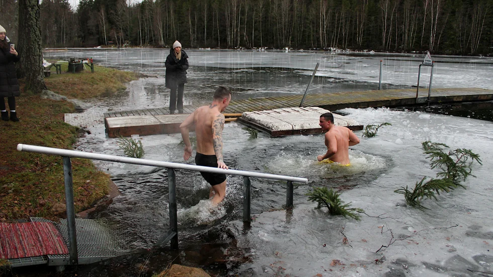 Två av nyårsfirarna som avslutade 2021 med ett iskallt dopp i sjön Borstingen var Robin Frosthed och Jesper Persson. 