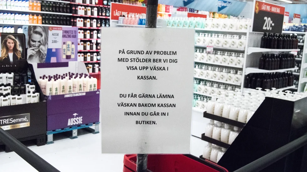 Problem med stölder har lett till att Dollarstore på Storheden uppmanar kunderna att visa väskan innan man går ut eller lämna den bakom kassan innan man går in och handlar.