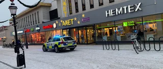 Sprang runt med kniv och hotade minderårig pojke – Nyköpingsbo åtalas