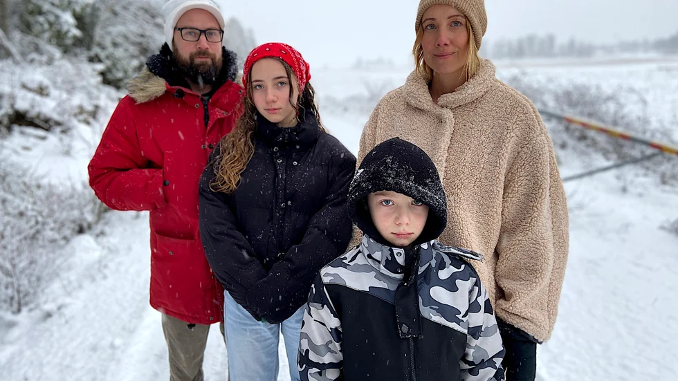 Robert, Tilde, Oskar och Johanna vid vägbommen som när den är stängd omöjliggör skjuts till skolbussen för Oskar.