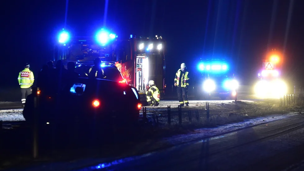 En bil körde in i mitträcket på E4 i höjd med Gammelsta tidigt på söndagsmorgonen.