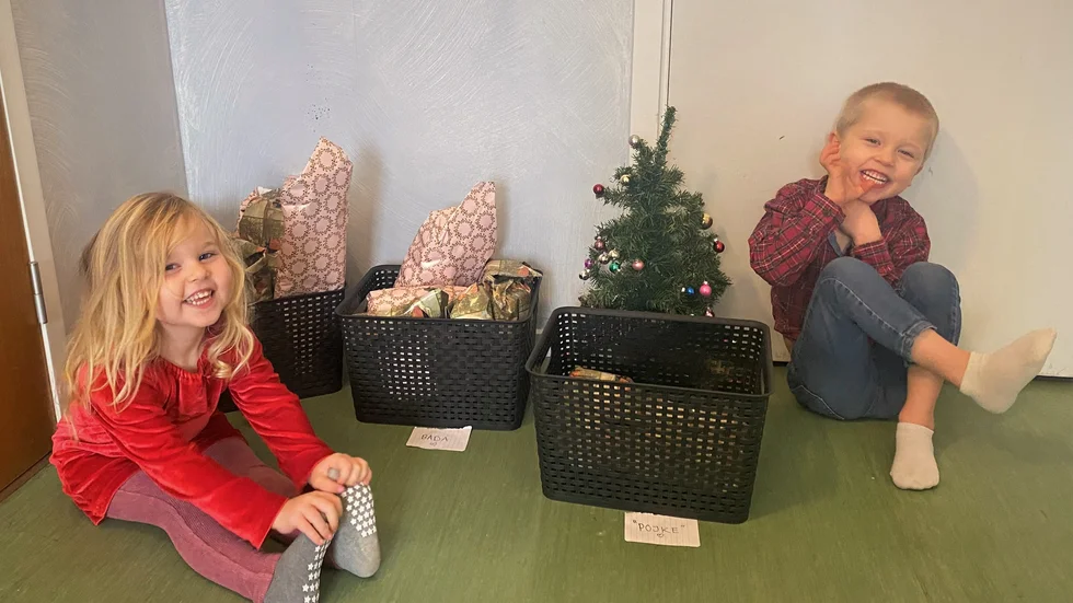 Lilly och Liam Johansson vill ge julklappar till andra barn.