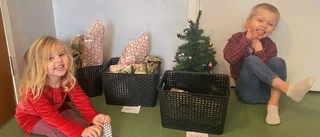Lilly, 3, och Liam, 5, skänker julklappar till andra barn • Mamman: "Har varit fina samtal"