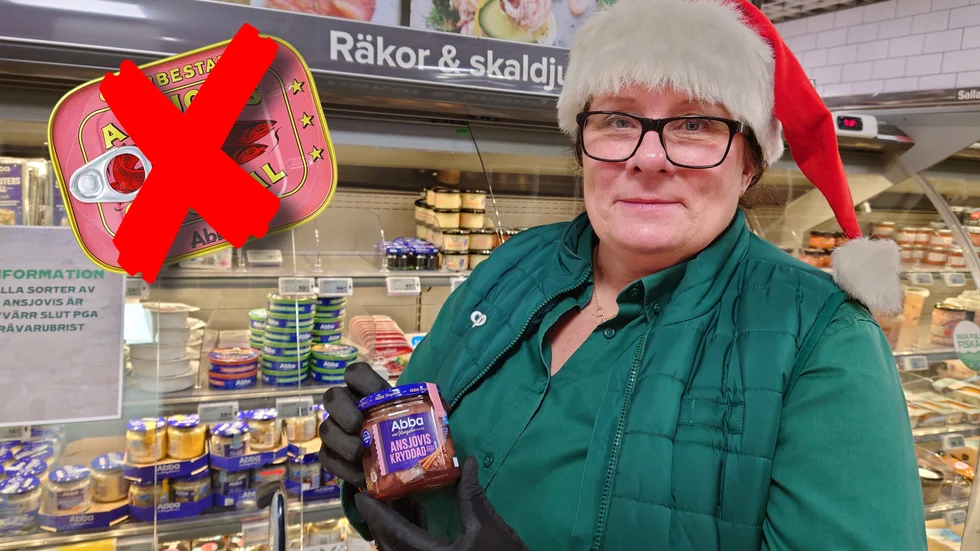Anna Nagrell, butikschef på Coop Sveaplan, visar ett alternativ till den slutsålda ansjovisen: Ansjoviskryddad sill.