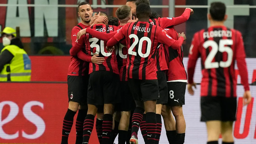 Milanjubel efter att Junior Messias gjort 2–0 hemma mot Roma. Milan vann toppmatchen med 3–1.