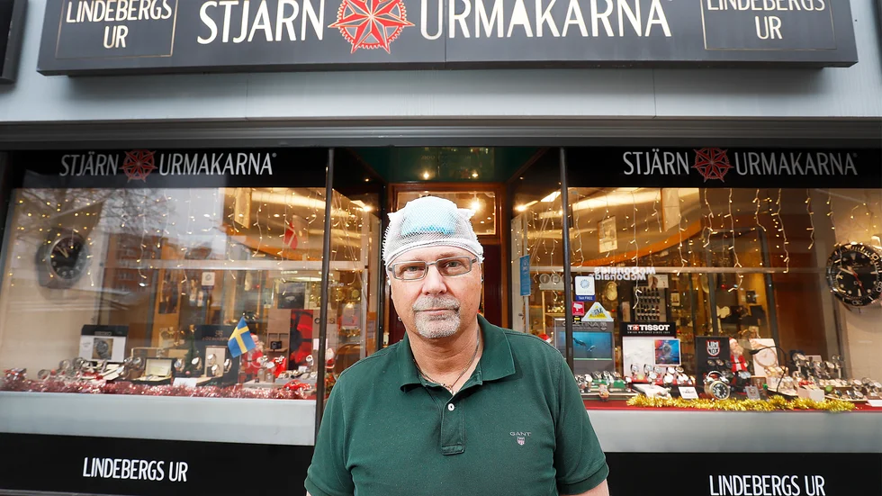 Affärsinnehavaren Per Lindeberg var ensam i butiken när han blev attackerad av en maskerad rånare.