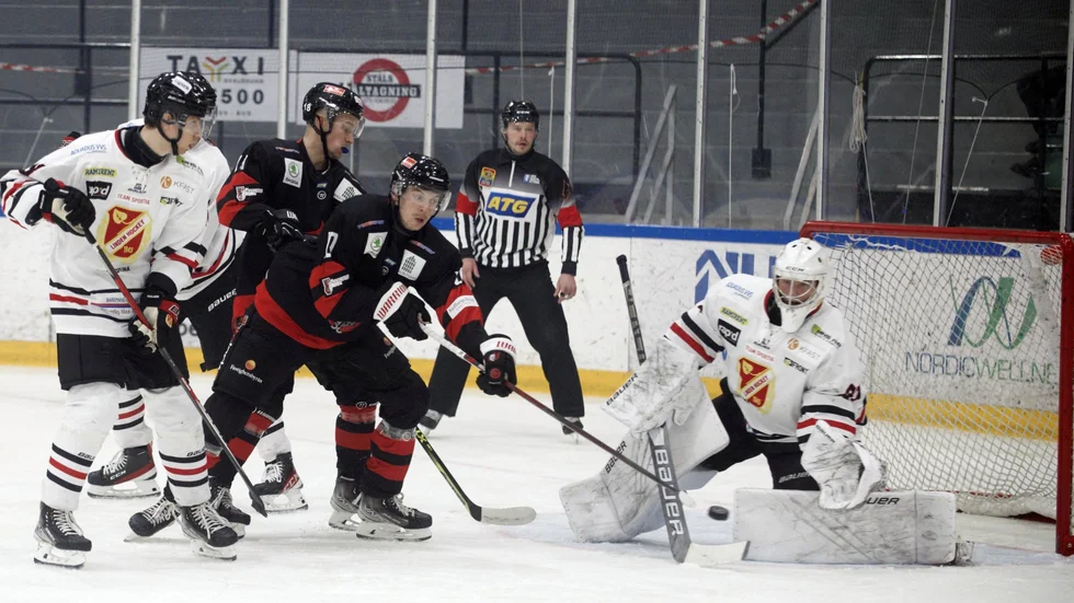 John Moberg och Isak Dahlin försöker få in pucken.