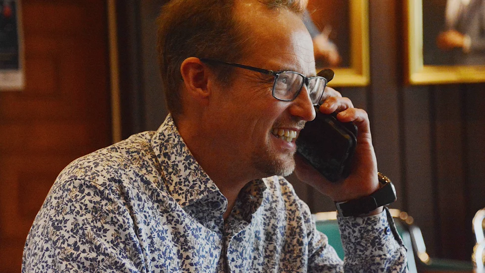 Centerns gruppledare Peter Karlsson tycker det är bra att hans tidigare partikollega och tidigare kommunalrådet Per-Åke Svensson gör politisk comeback. "Självklart hade jag hellre sett honom i centern, men han är ändå på rätt planhalva i politiken".