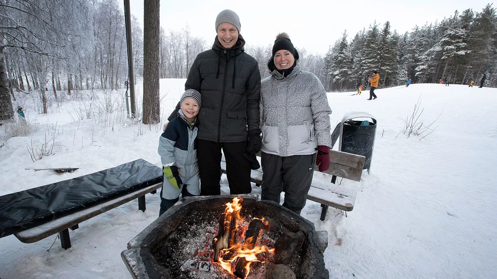 Knut, Jonas och Ida Snäll passar ofta på att besöka backen då de bor alldeles i närheten.