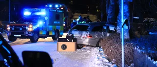 En till sjukhus efter kollision med träd