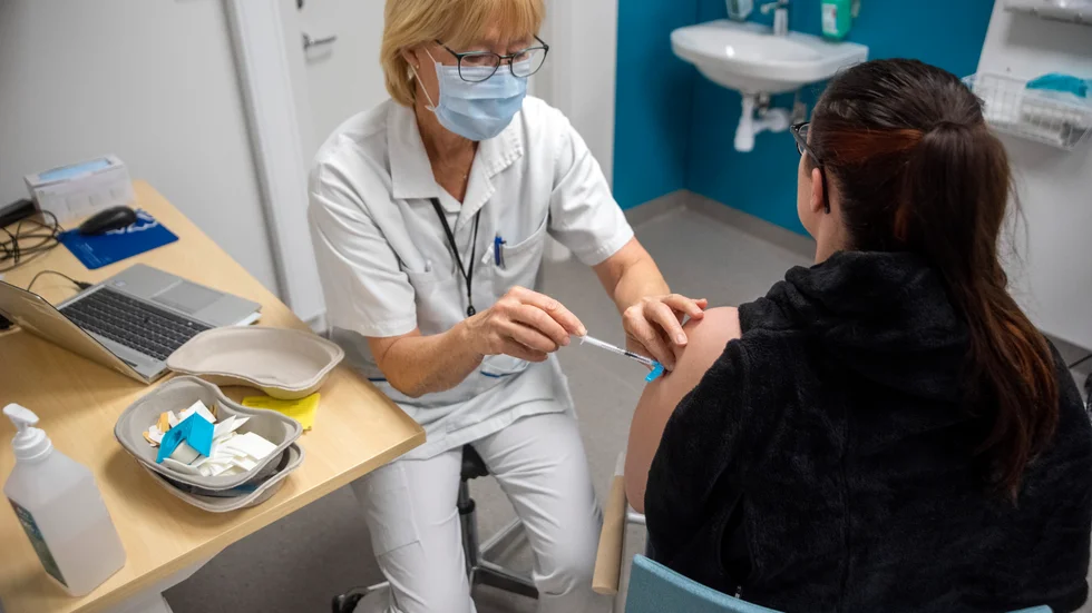 Ett trettiotal personer befann sig på vårdcentrum i Finspång för att ta den tredje dosen av vaccinet.