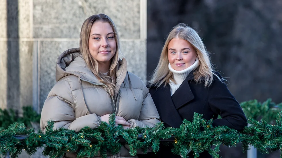 Livia Dickens och Rebecca Danielsson tycker att UF-företag är lärorikt.
