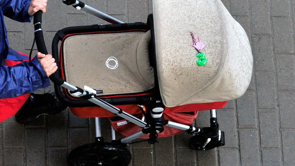 Någon gick in på tomten i onsdags natt och försvann med en barnvagn.