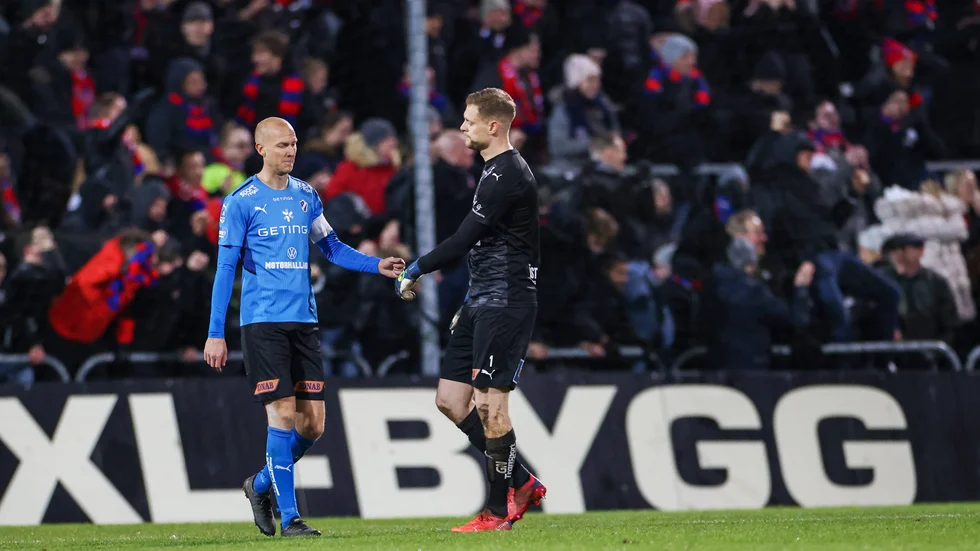 Halmstads mittback Andreas Johansson och målvakten Malkolm Nilsson Säfqvist deppar. Helsingborg vann det allsvenska kvalet med 3–2 sammanlagt och skickade Halmstad ner i superettan.