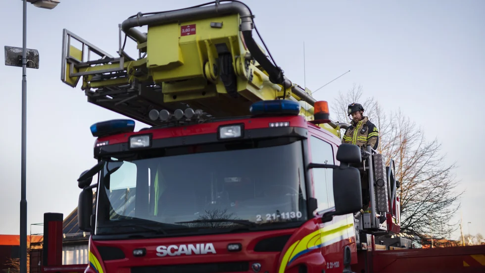 Branden härjade i en lägenhet och en person fick räddas med hävare från balkongen. Bilden är tagen vid ett annat tillfälle. 
