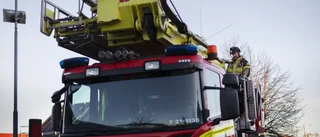 Brand i lägenhetshus – dramatik i Skutskär • Person räddades från balkong 