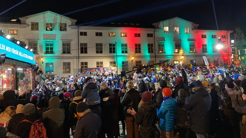 "Glasburen borde ställas på Rådhustorget i Piteå med restaurangerna och Piteå museum som bakgrund. Piteå är också en musikstad eftersom det finns både kända och okända artister och band som kommer från stan", skriver insändarskribenten.
