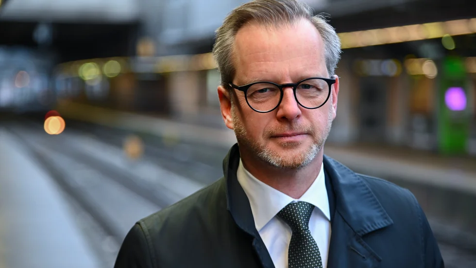 Vi följer frågan noga, säger finansminister Mikael Damberg (S) om hushållen och höga priser på el och drivmedel. Arkivbild.