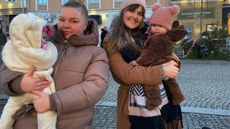 Natalie Hallqvist med dottern Aleina och Sandra Markström med dottern Liv, känner ingen rädsla för smittorisk under Musikhjälpen. De berömmer arrangörerna för att vara noggranna.