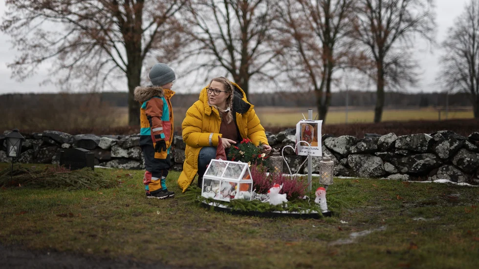 Ramona Nordstrand och Linus Lövström förlorade sin dotter. Frans förlorade sin lillasyster. Det har gått drygt två månader sedan begravningen. "Vi är inte klara än. Vi har hela sorgen kvar."