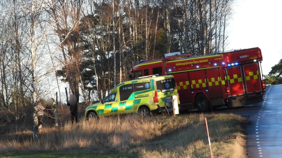 En personbil körde på lördagseftermiddagen av Djurövägen.