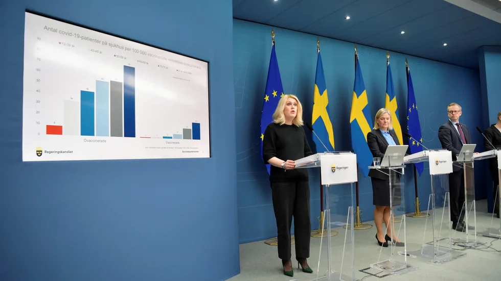 Statsminister Magdalena Andersson, finansminister Mikael Damberg och Folkhälsomyndighetens generaldirektör Karin Tegmark Wisell under regeringens pressträff på tisdagen om nya åtgärder kopplade till coronapandemin. 