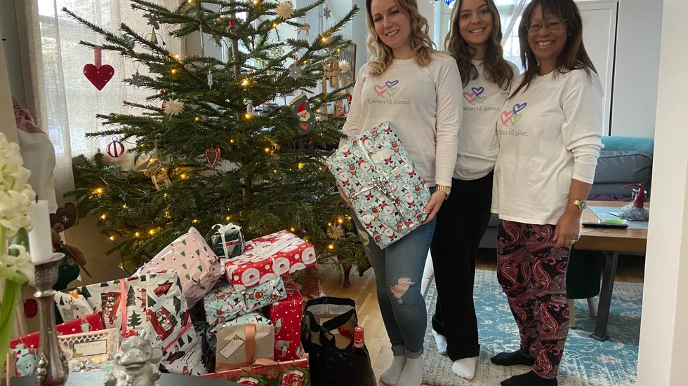 Nadja Sahlén, Lily Brolin Clegg och Madeleine Brolin Clegg i föreningen Hjärtan till hjärtan gör flera vändor med julklappar till behövande.