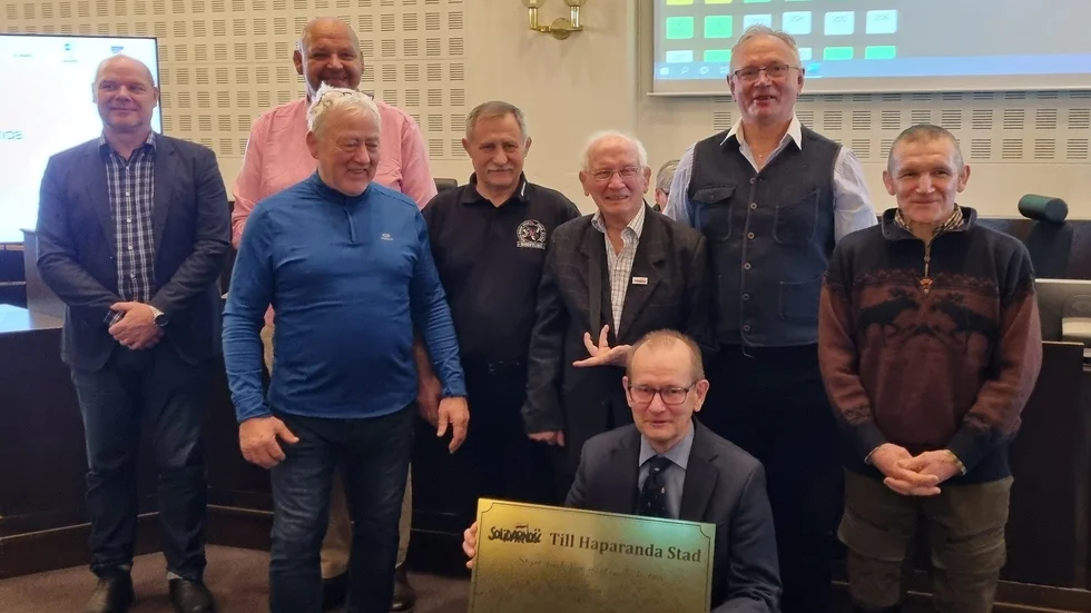 Andrej Franas, Tomaz Gubava, Wladislaw Pakuszewski, Bernhard Knitter och Ryszard Pacek från den polska brottarklubben överlämnade plaketten som mottogs av fullmäktiges ordförande Bertil Segerlund (C).
    