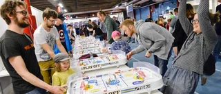 Bordshockeyturnering för stora och små