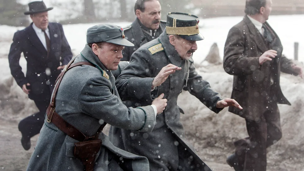 Dramatik. Kungen och kronprinsen flyr undan tyskarnas attacker den 9 april 1940. De gestaltas av Jesper Christensen och Anders Baasmo Christiansen,