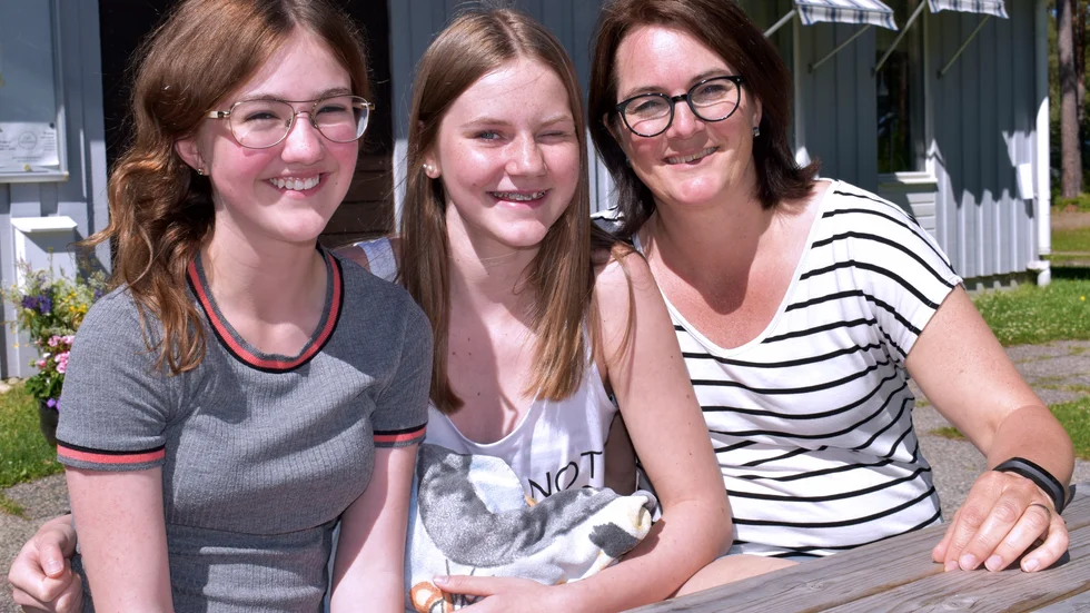 Myser. Lovisa Olofsson, Wiolma Sandström och Sara Sandström tar det lugnt i solen. Foto: Anna Wikner.