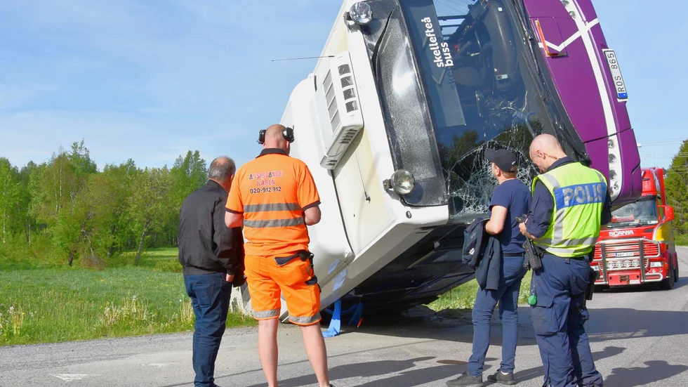 Det är oklart varför bussen körde av vägen. Polisen vill inte gå ut med vad chauffören har sagt i förhör. Foto: Jonas Nilsson