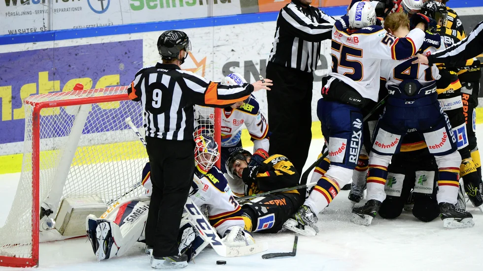TUFF BATALJ. Varken Skellefteå AIK eller Djurgården vek sig en tum när SHL:s grundserie avslutades i en högdramatisk torsdagskväll. Foto: Robert Granström/TT.