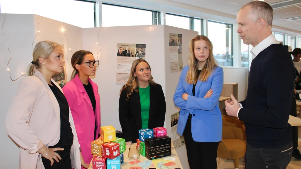 Sällskapsspelet som eleverna Tilde Jatko, Maya Wolfe, Alice Sandqvist och Saga Sandström Jonsson utvecklat i sitt UF-företag blev populärt.