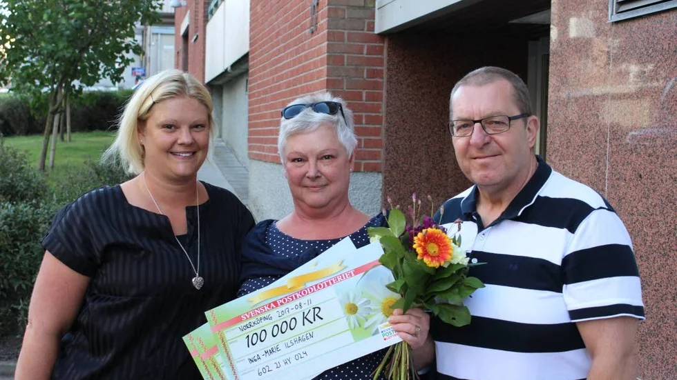 Glädjechock. Inga-Marie Ilshagen i mitten var en av dem i postnummerområde 60221 i Norrköping som vann. T v dottern Jessica Ilshagen och t h maken Roland.