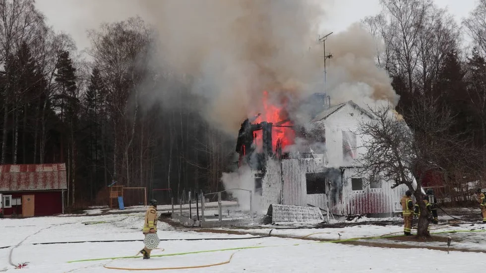 Brandoffer. Det står nu klart att ett barn dog i lördagens våldsamma villabrand i Rejmyre.