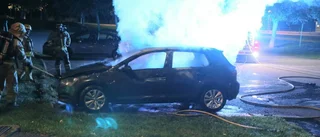 Bilbrand på parkering släckt