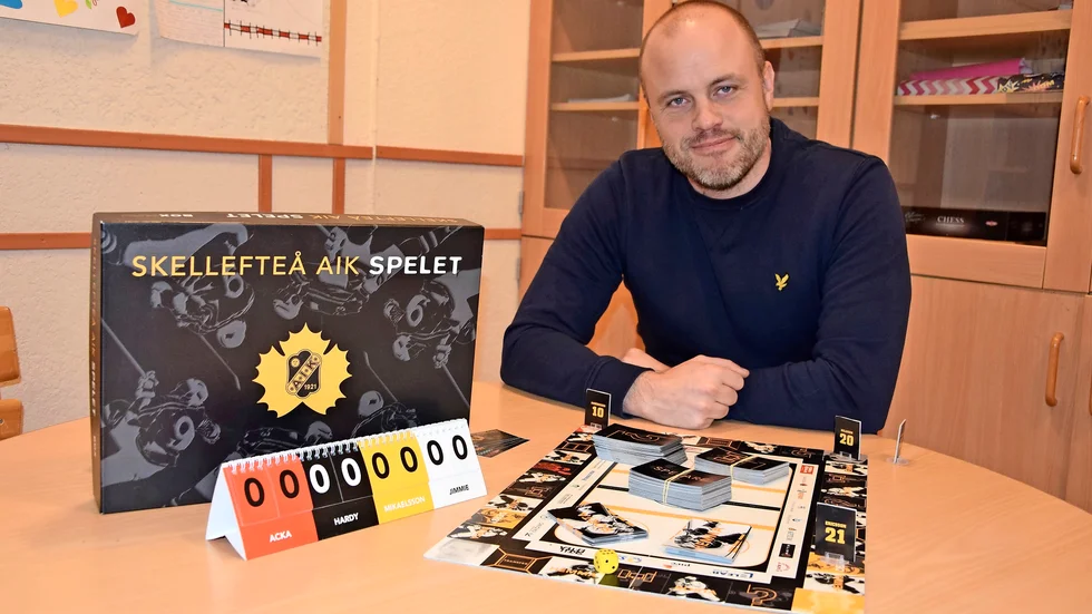 Glad skapare. ”Att jag gjort spelet och nu kan se det i butik är en fjäder i hatten för mig. Det känns nästan osannolikt att det gått från idé till produkt”, berättar Skellefteå AIK-spelets skapare Jocke Brännström. Foto: Lars Andersson.