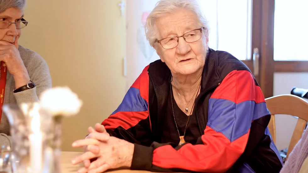 Bekymrade. Doris Renström och Maj-Britt Andersson (t v) framhåller att seniormatsalen på Furugården även fyller en viktig funktion som samlingsplats. Här kan man träffas för att lyssna på musik, spela bingo eller bara sitta och prata. Foto: Evelina Eriksson.