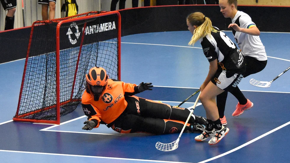 Beröm. Kågedalens målvakt Hanna Mikaelsson fick beröm av tränaren efter premiärsegern mot Sandåkern. Foto: Roger Lindström.